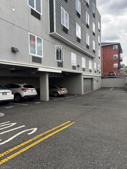 Foto del edificio - 241 Ridge Rd