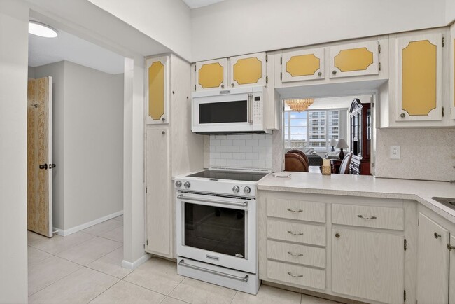 Building Photo - 1817 S Ocean Dr