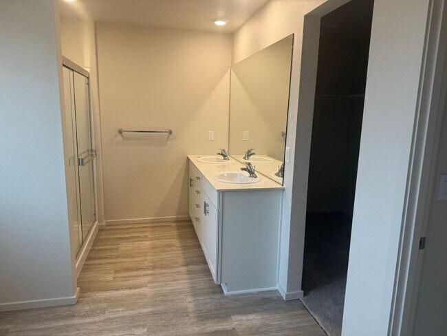 Building Photo - Beautiful 5 BD* 3 BA **NEW** CONSTRUCTION* Single Family Home Located In East Park Village Commun...