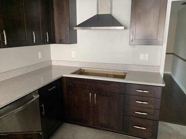 Foto del edificio - 321 Foxridge Rd