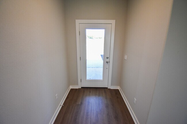 Foto del edificio - Gorgeous 4 Bedroom, 2 Bathroom Home in Far...