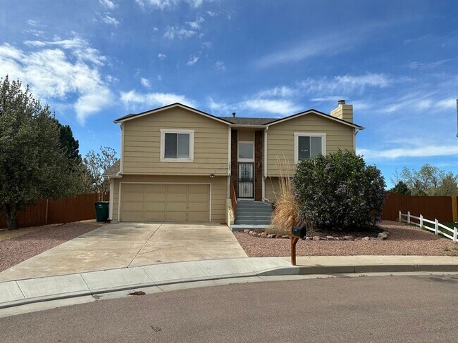 Foto del edificio - 3BD Split Level with AC and Great Backyard...