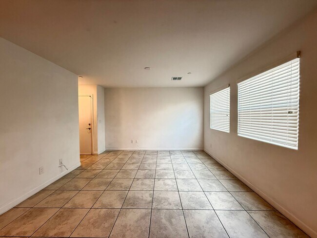 Foto del edificio - 3 BED 2.5 BATH 2 CAR GARAGE TOWNHOUSE w/ L...