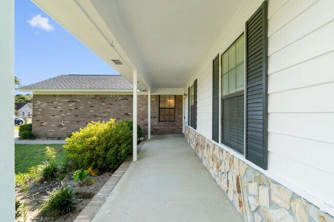 Building Photo - 502 Krest Dr