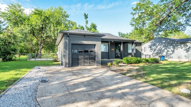 Building Photo - Beautifully Redone 2 Bedroom Midtown House...