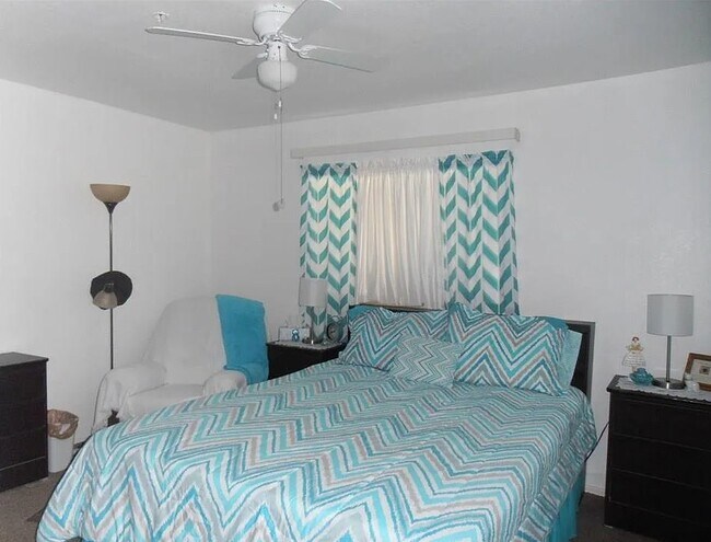 Dormitorio 1 - 3550 Bay Sands Dr