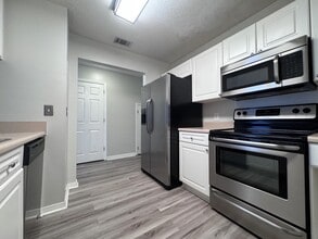 Building Photo - 852 Dunwoody Pl