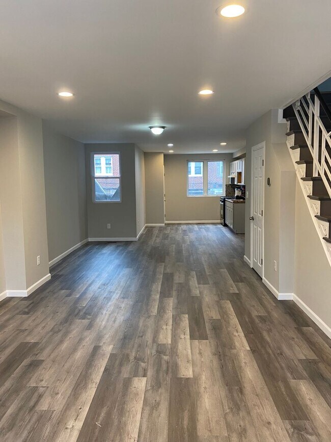 Building Photo - Stunning Home - Oak Lane