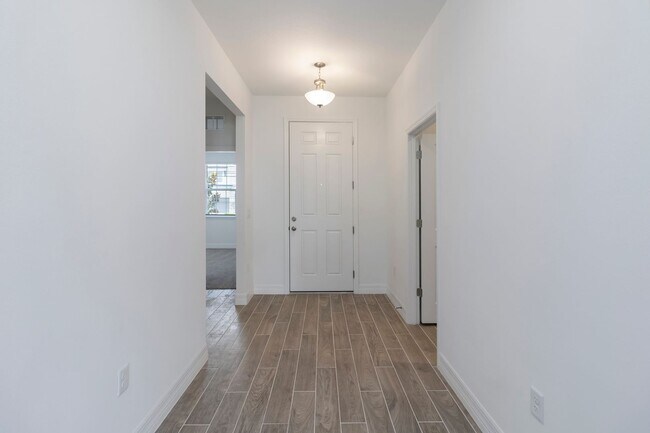 Foto del edificio - Beautiful Newer Energy Efficient 4/2 Close to Lake Nona