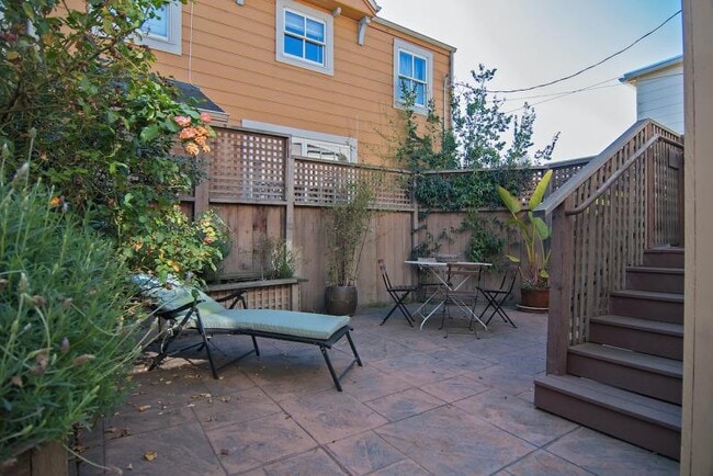 Building Photo - Modern and Cozy Victorian Condo with Backyard