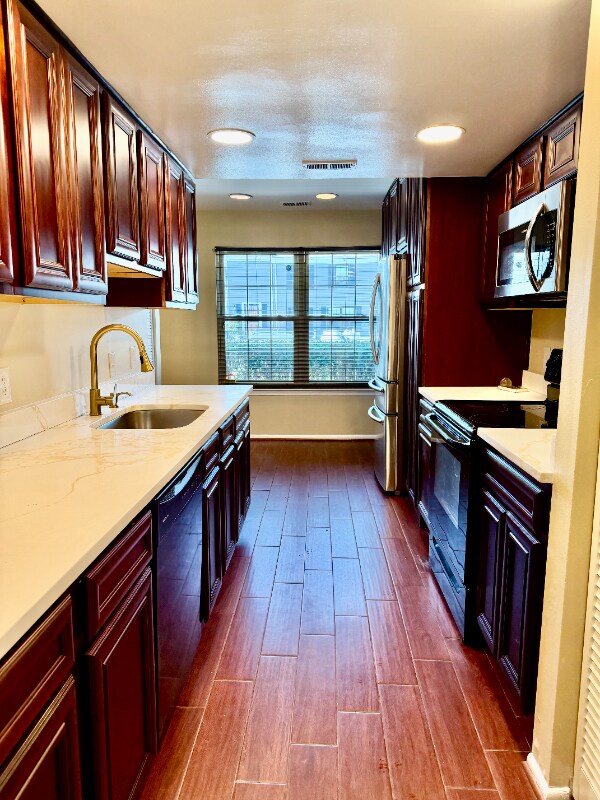 Foto del edificio - 4013 Parkwood Ct