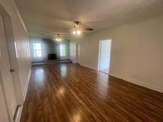 Building Photo - Near Cross Lake! Don’t miss out!