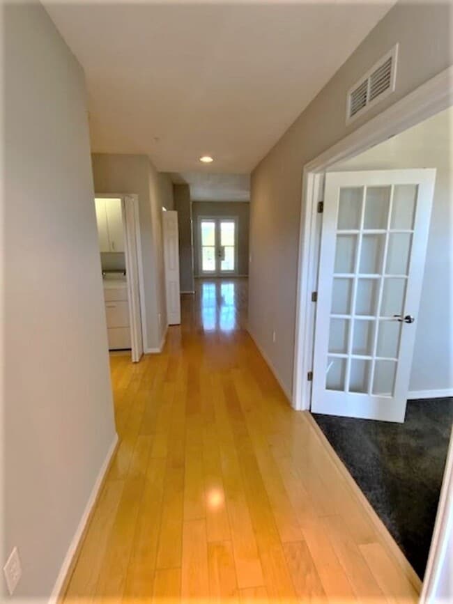 Foto del edificio - 3 Bedroom 2 Bathroom top floor condo at the Terraces of East Village.