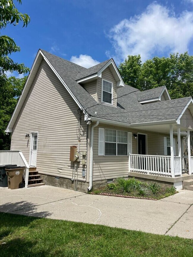 Building Photo - Comfortable 4-Bedroom Home in a Convenient...