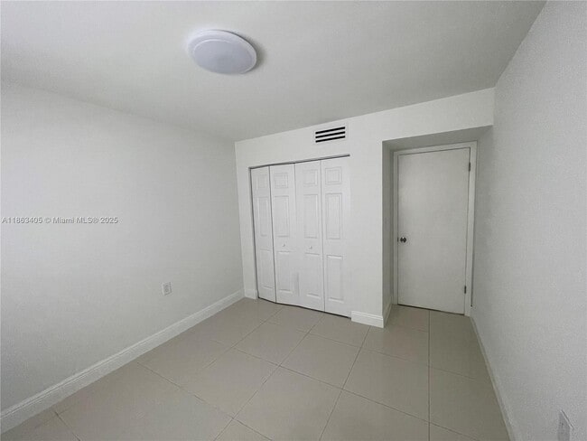 Foto del edificio - 7012 NW 179th St