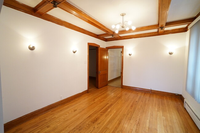 Building Photo - 3129 N Hamlin Ave