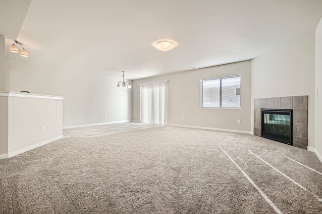 Building Photo - 3 bedroom - Date St