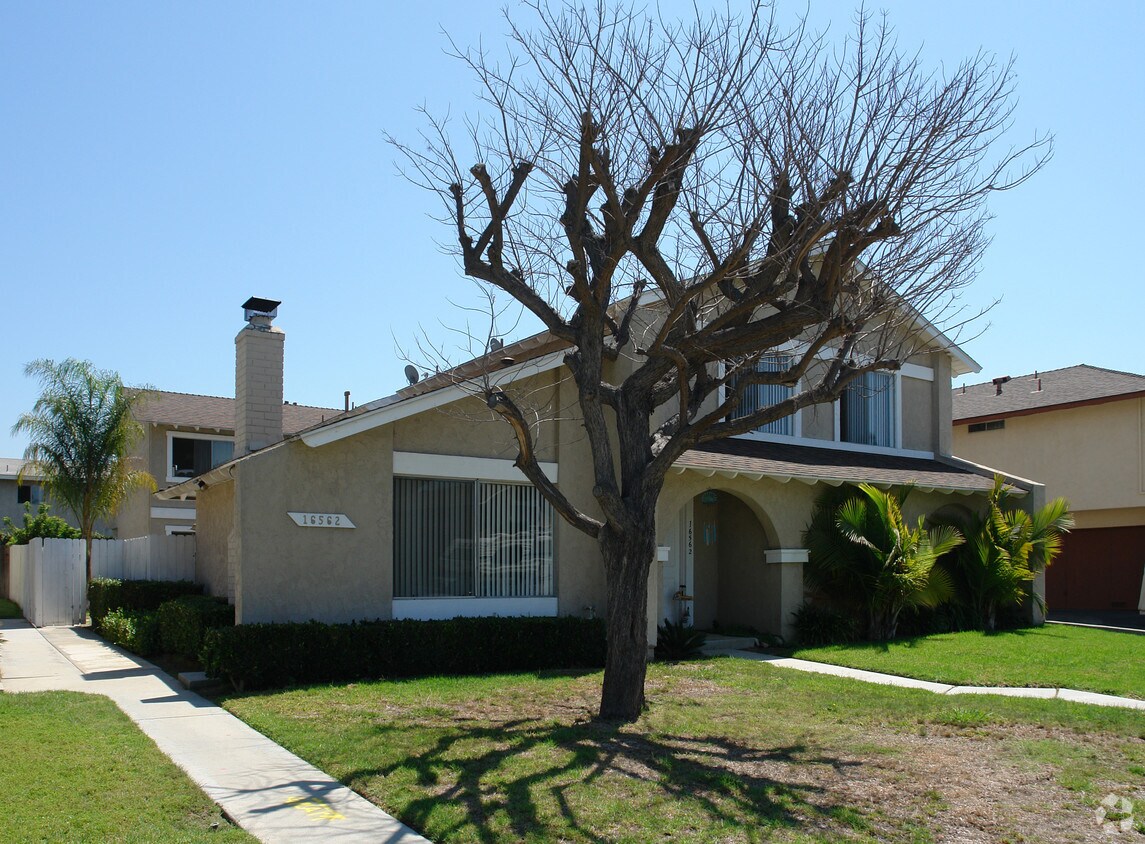 Primary Photo - 16562 Regina Cir