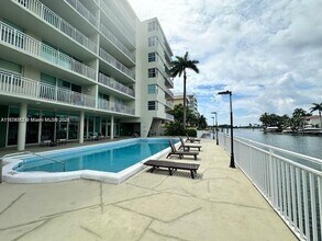 Building Photo - 9500 W Bay Harbor Dr