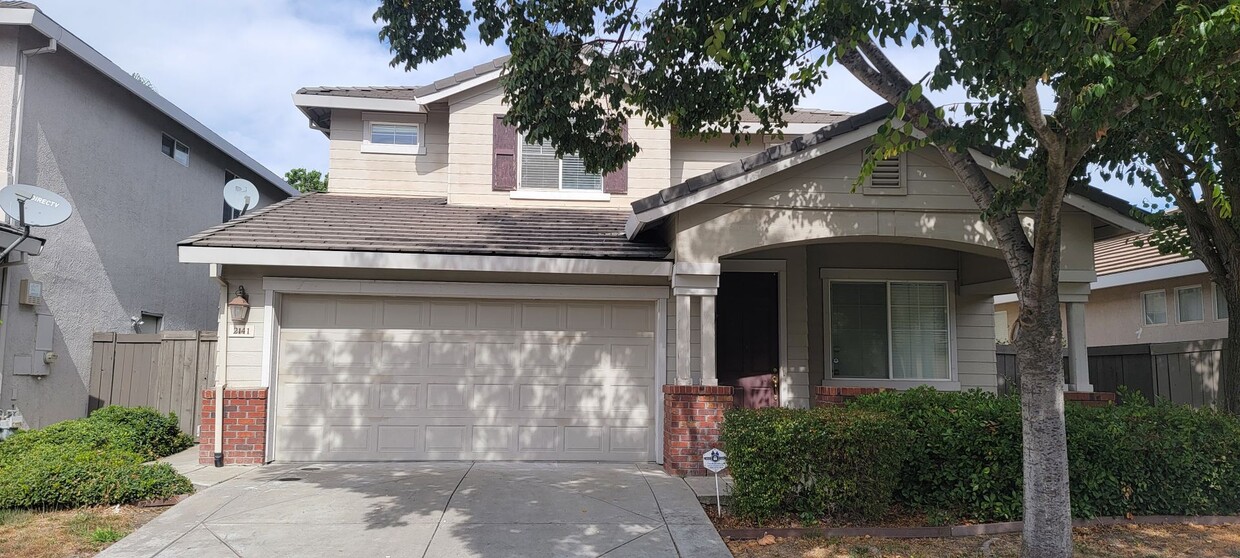 Foto principal - Natomas Park 5 bedroom 3 full bath home av...