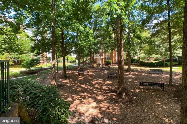 Building Photo - 2204 Westcourt Ln