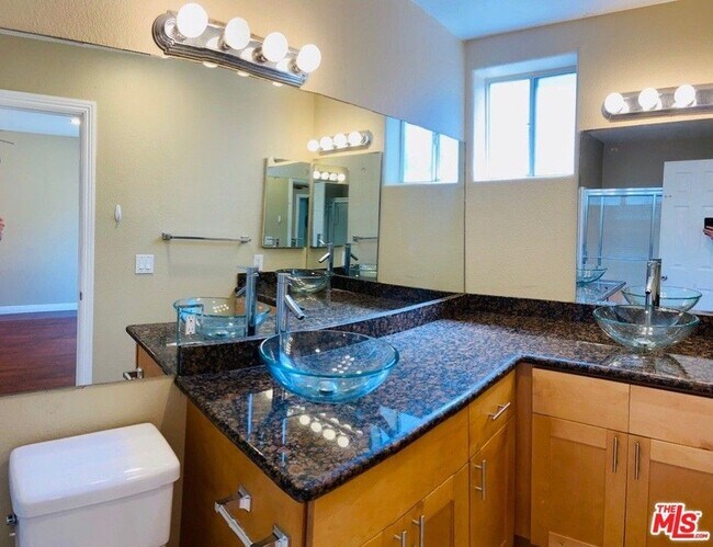 Habitación principal baño; dos lavabos - 6140 Monterey Rd
