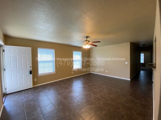 Foto del edificio - 221 Carrigan Rd