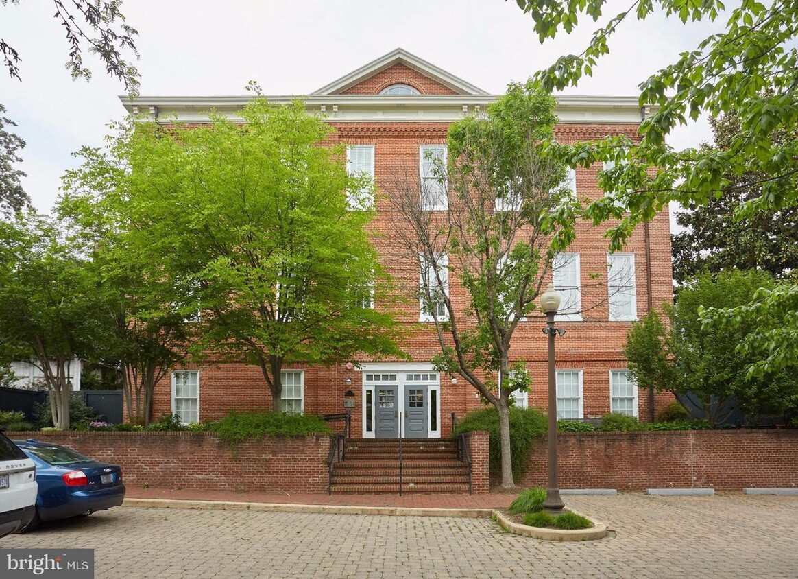 Primary Photo - Georgetown East Village gem with PARKING