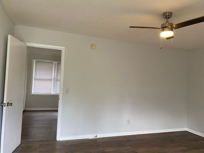 Building Photo - 145 Aster Cir