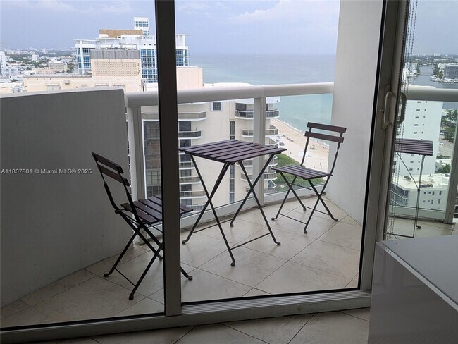 Foto del edificio - 6365 Collins Ave