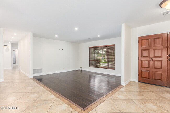 Building Photo - 430 E Bird Ln