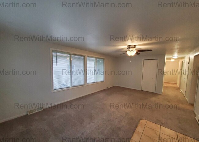 Foto del edificio - 3 Bedroom, 2 Bath & Main floor laundry- 6t...