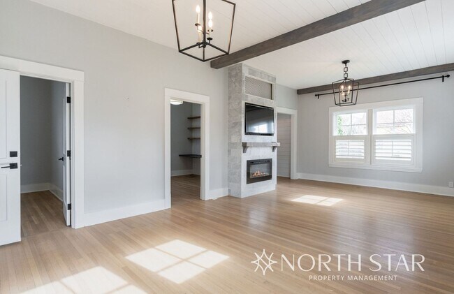Building Photo - Remodeled Sellwood Bungalow