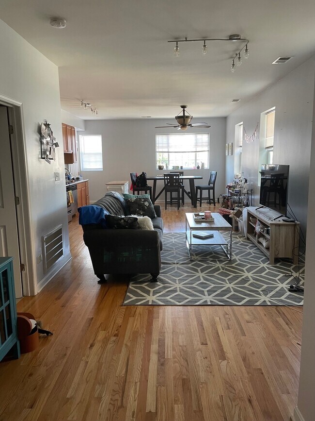 Building Photo - 2014 W Superior St