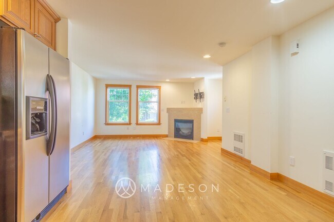 Foto del edificio - Modern Ballard Townhome | 2 Primary Suites + Office | Garage | Walk to Market ST!