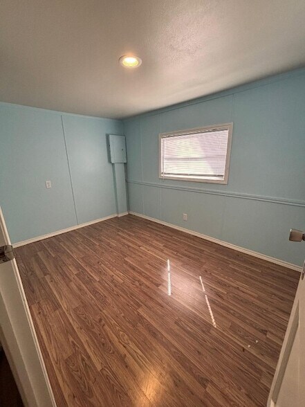 Building Photo - 250 Richard St