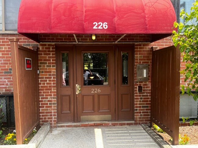 Foto del edificio - 226 Parker Hill Ave