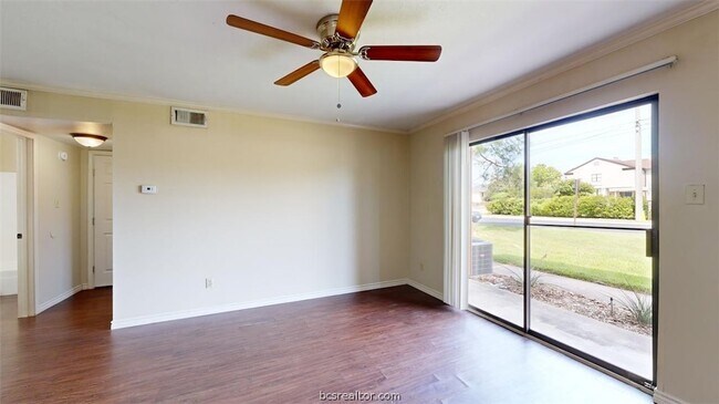 Foto del edificio - 904 University Oaks Blvd