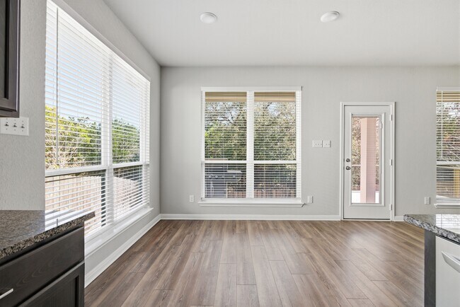 Foto del edificio - 5613 St Charles Dr