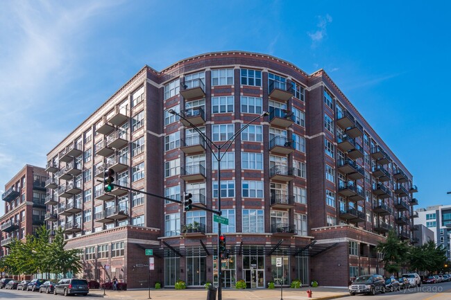 Building Photo - 1000 W Chicago Ave