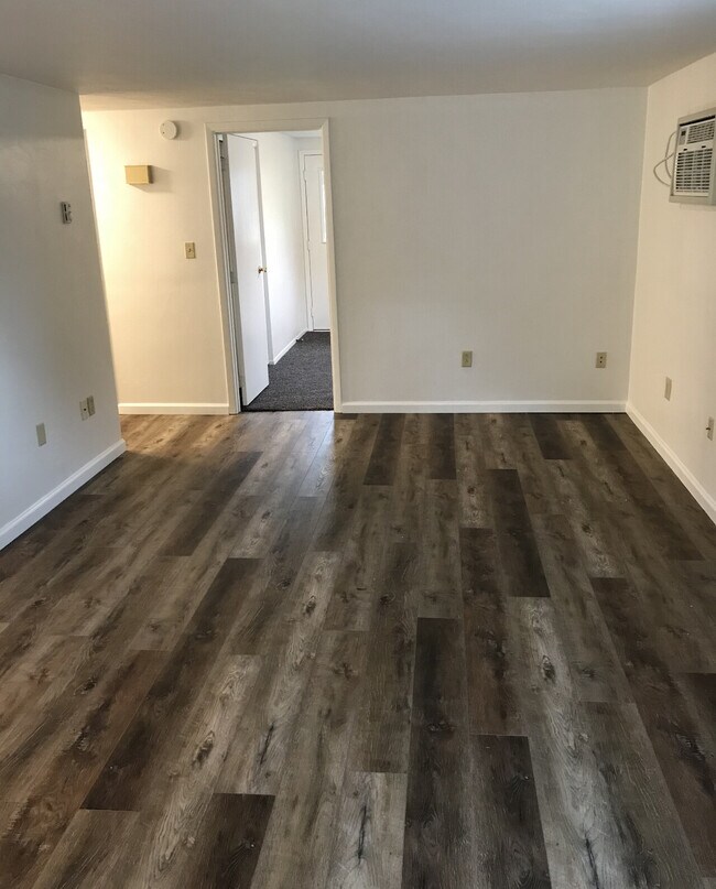 Building Photo - 645 Grove Lane