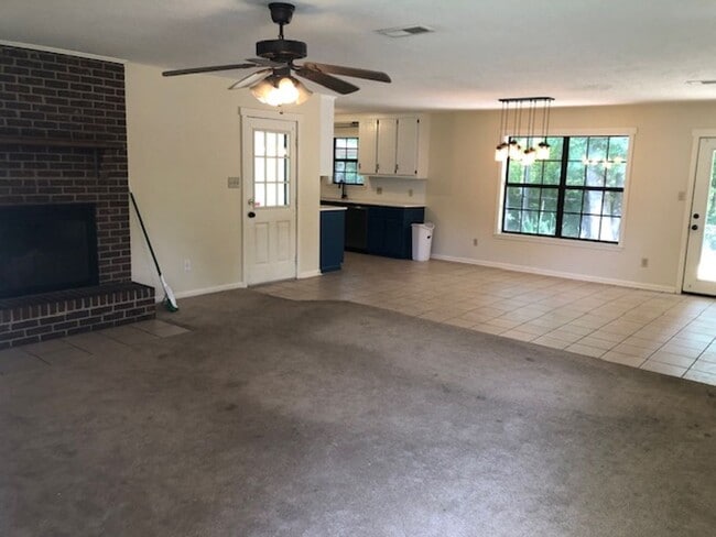 Building Photo - 2202 Holly Hill Dr