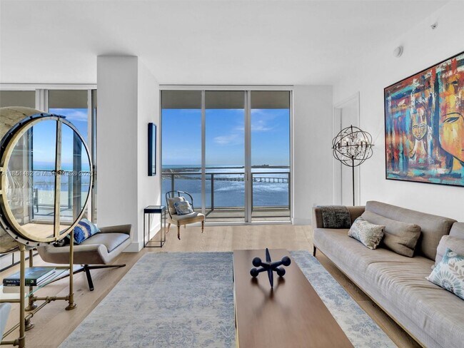 Foto del edificio - 1300 Brickell Bay Dr