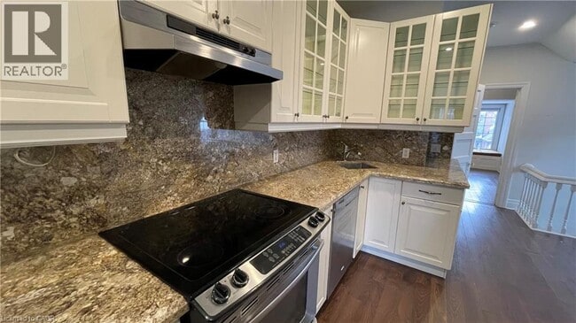 Building Photo - 123 Robinson St