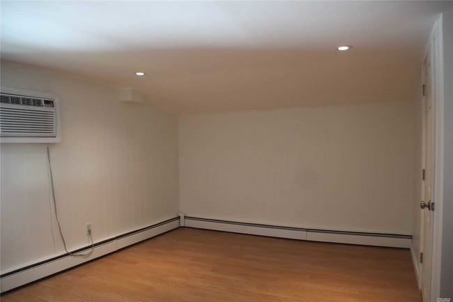 Building Photo - 33 Crooked Hill Rd