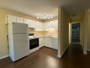 Building Photo - 200 SW Florence Ave