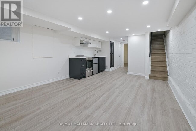 Building Photo - 208 Cedarvale Ave