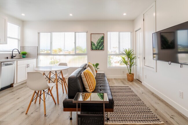 Foto del edificio - 331 1/2 N Alexandria Ave