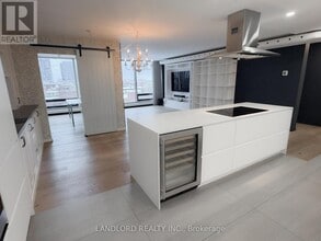 Building Photo - 30 Wellington St E