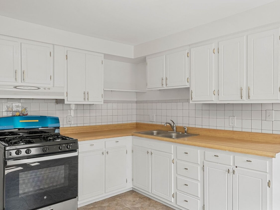 Beautifully Updated 3-Bedroom Home with Spacious Front Porch in Mount Holly - Beautifully Updated 3-Bedroom Home with Spacious Front Porch in Mount Holly